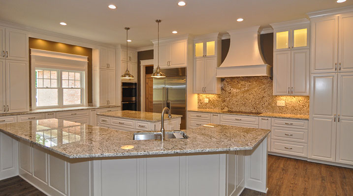 ICH Lithopolis Ohio residence custom build large open kitchen with featuring an island and a sit-down bar counter