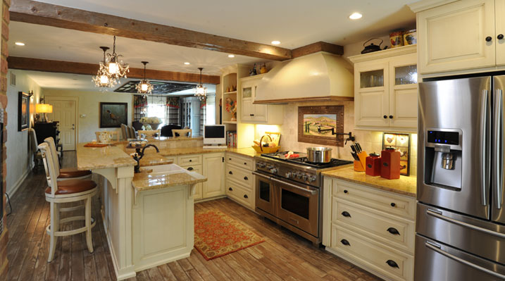 Iulianelli Custom Homes Pickerington Remodel showing large kitchen area